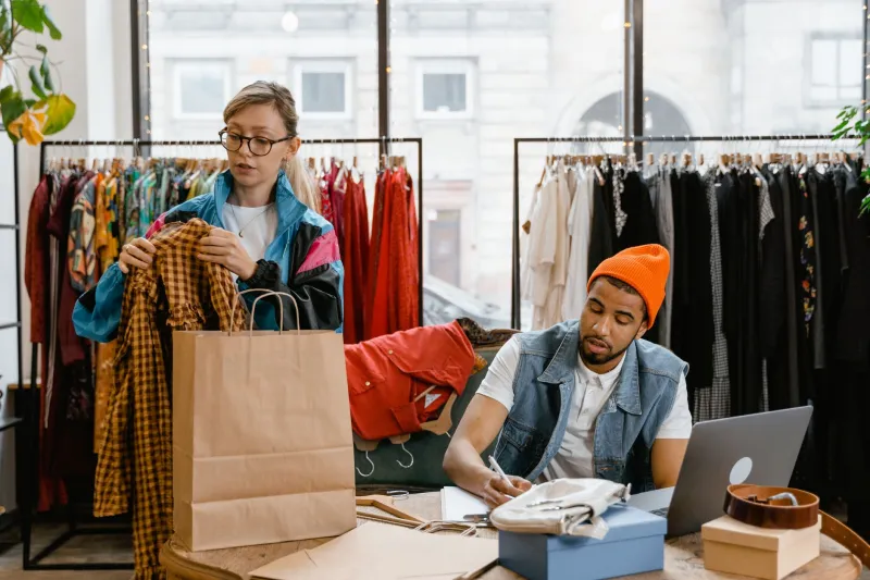 Spend Smart, Look Amazing: A Real Woman's Guide to Building a Wardrobe Without the Financial Hangover